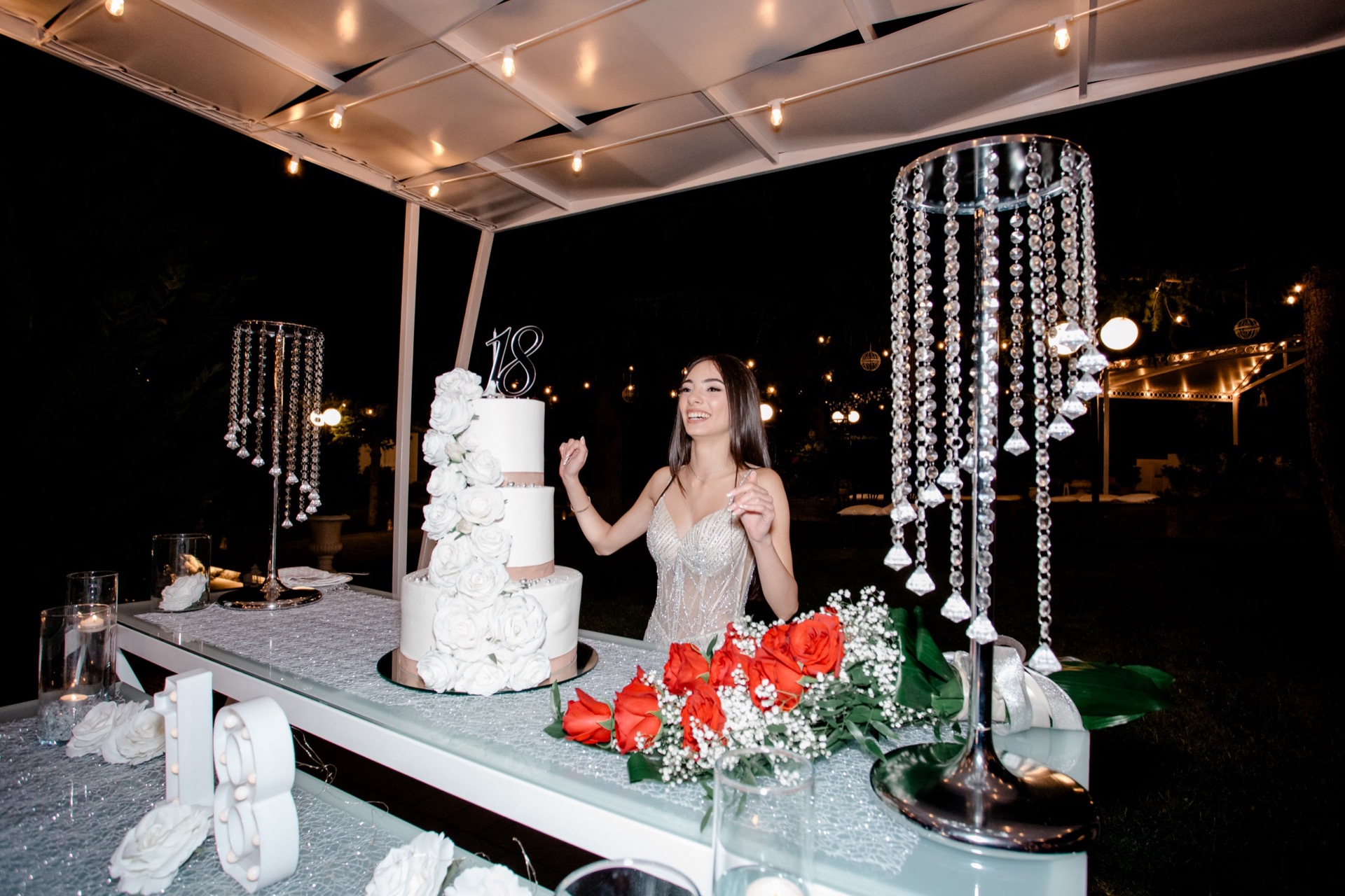 Ragazza con torta di diciottesimo a Villa Vantes