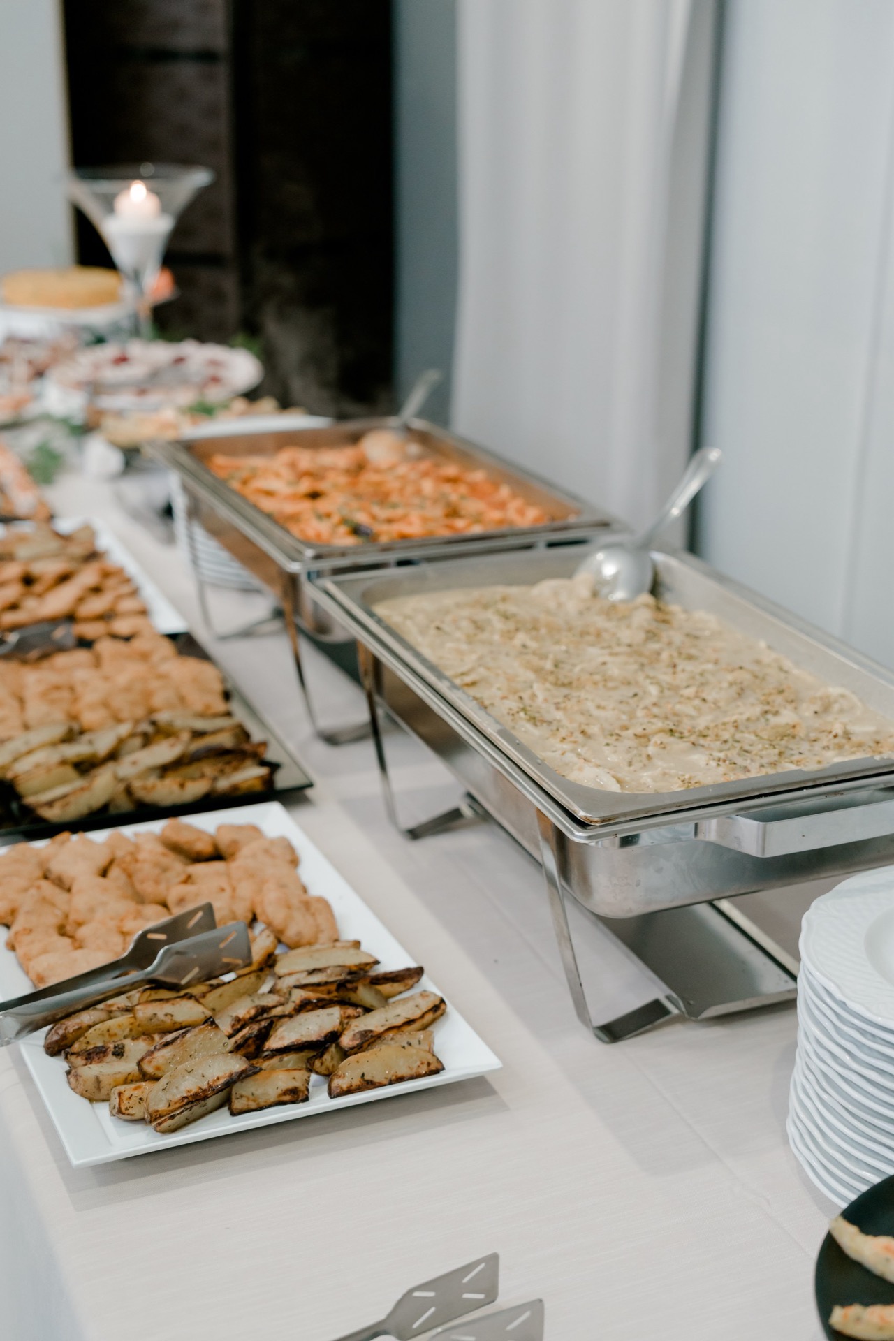 Buffet caldo in sala con postazione di servizio ordinata
