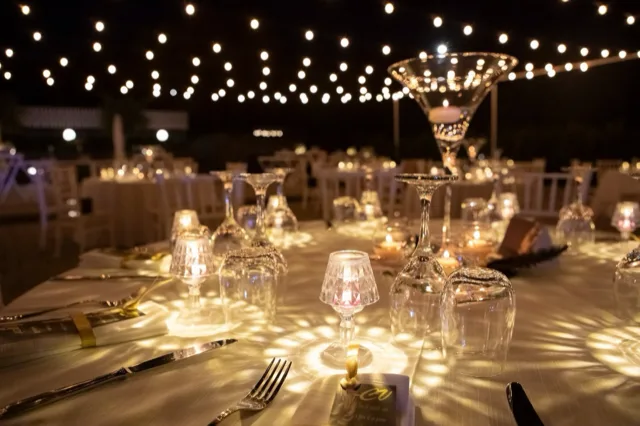 Tavolo apparecchiato con mise en place elegante per un ricevimento a VANTES