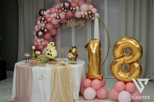 Tema diciottesimo con torta e palloncini